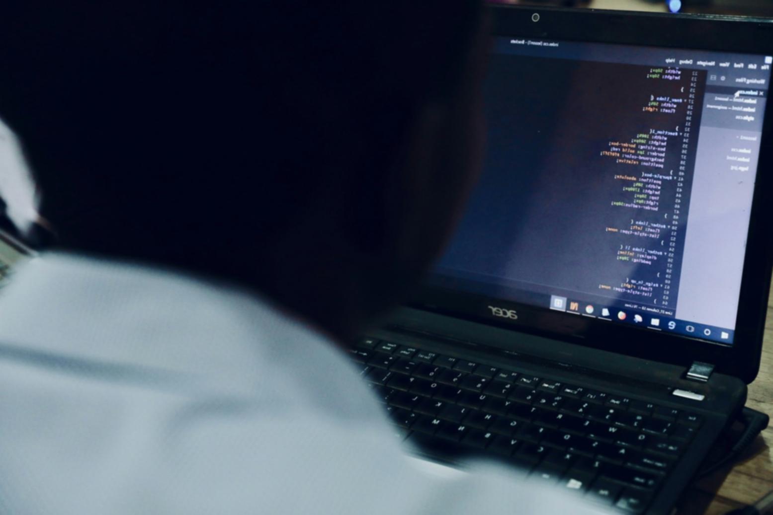 Teilnehmer arbeiten gemeinsam an einem KI-Rechtsprojekt während eines praxisorientierten Workshops