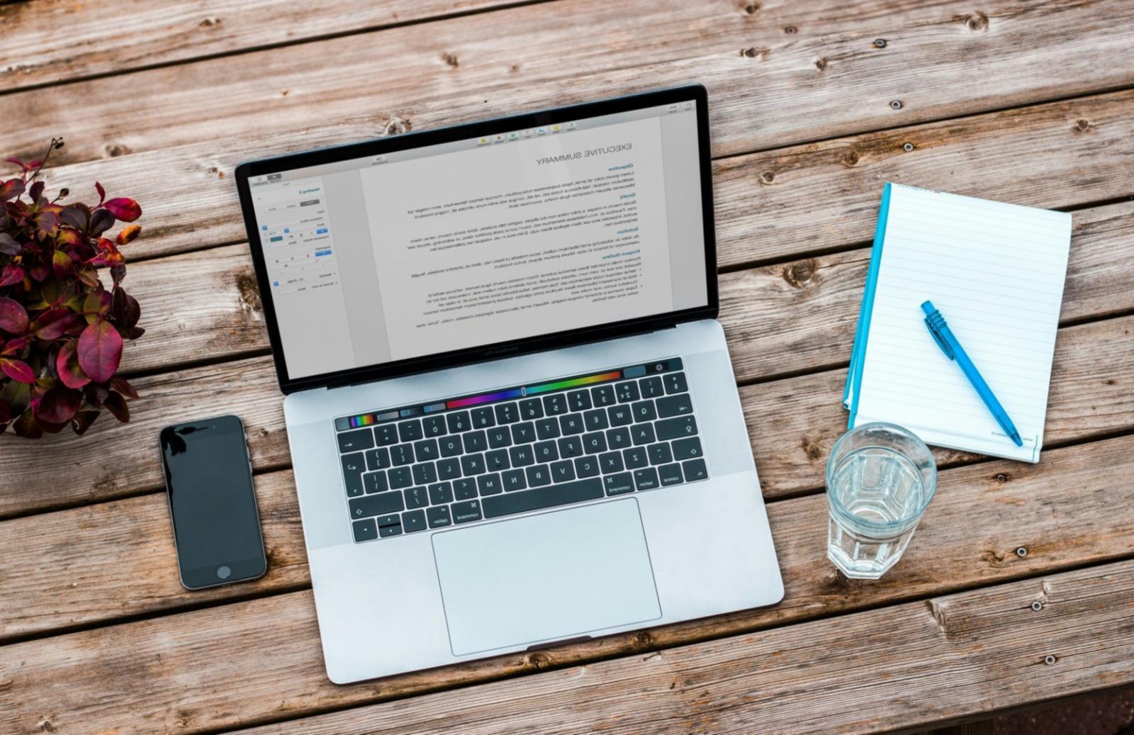 Rechtsdokumente werden mit KI-gestützten Tools analysiert und bearbeitet