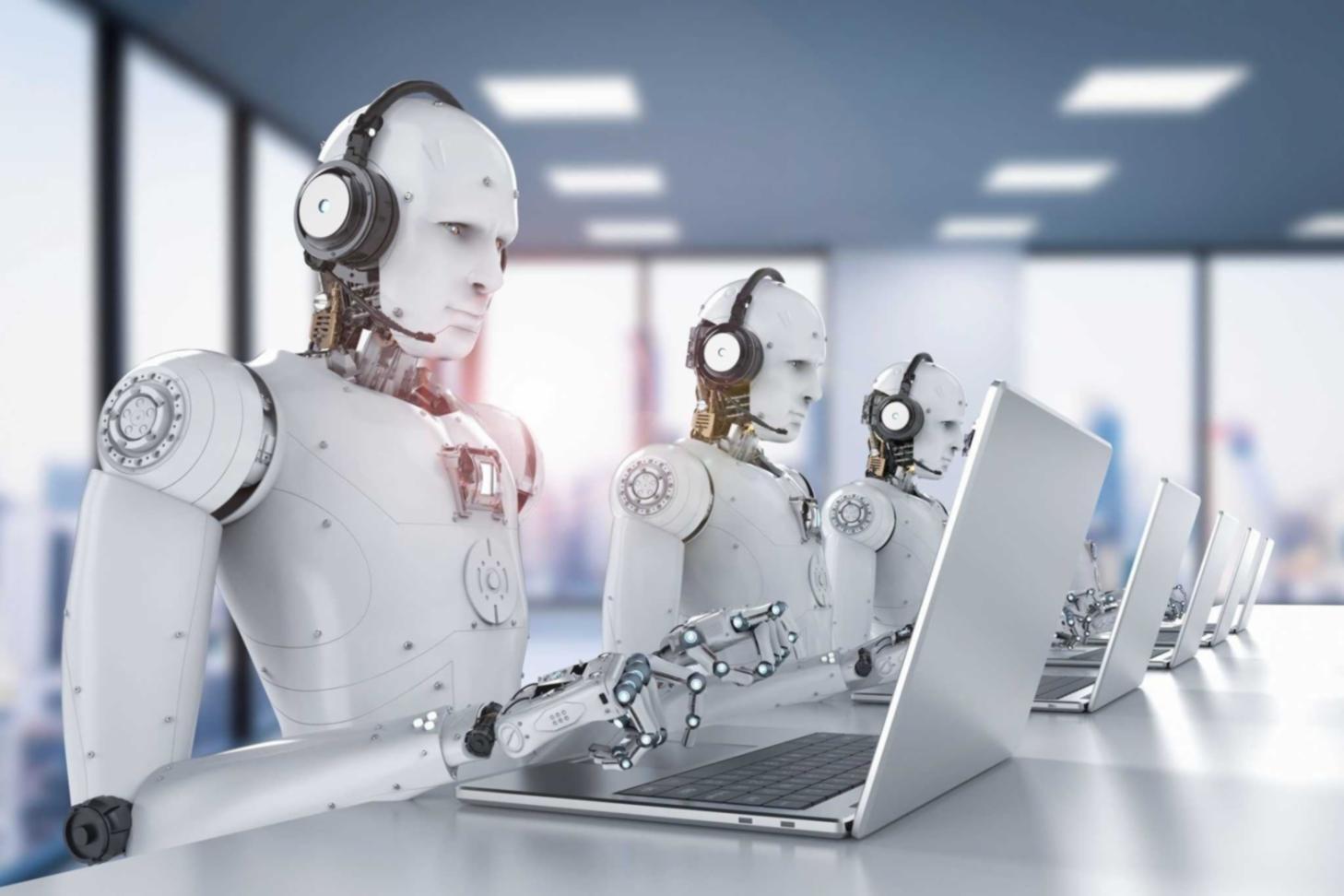 Kursteilnehmer bei der praktischen Anwendung von KI-Tools in einer modernen Schulungsumgebung